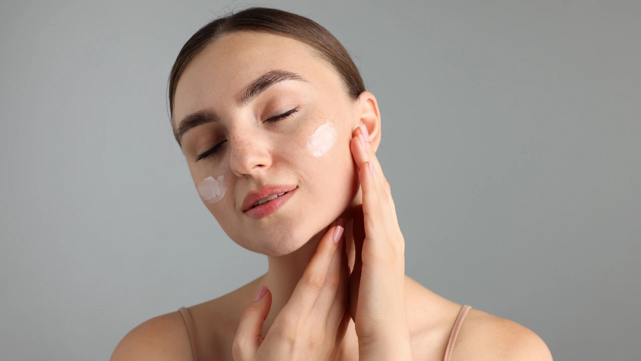 Aplicarea unei creme lejere de vară pe ten pentru o hidratare optimă, fără încărcarea porilor și fără efect gras în zilele toride.